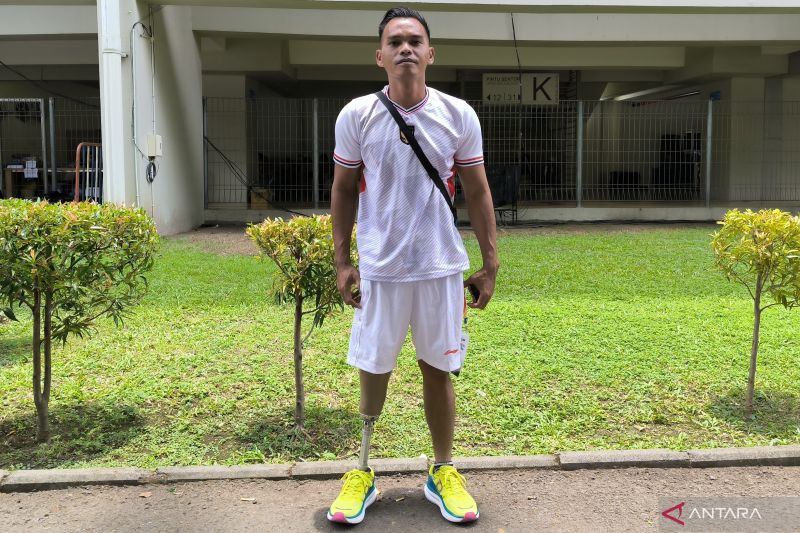 Atlet tenis kursi roda Peparnas 2024 dari Provinsi Papua Agus Fitriadi di Stadion Manahan, Surakarta, Sabtu (6/10/2024). ANTARA/Michael Siahaan
