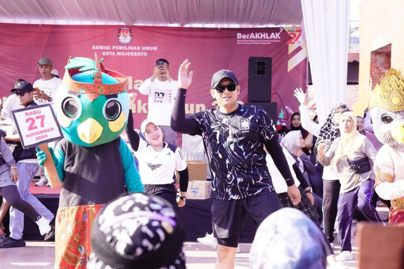 Pj Wali Kota Mojokerto Ali Kuncoro menyambut maskot Pilkada. ANTARA/HO-Pemkot Mojokerto