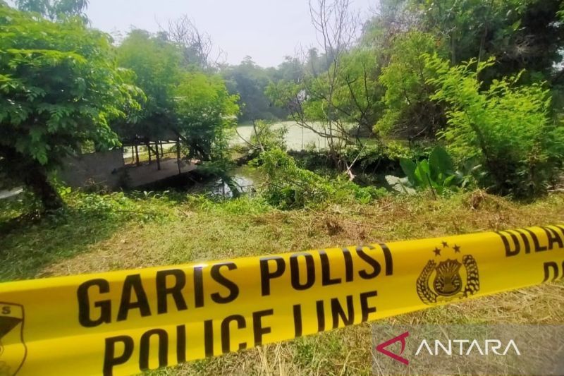 Kepolisian Resor Cianjur Jawa Barat saat memasang garis polisi di penangkaran buaya di Kampung Gunung Calung Kelurahan Sayang Cianjur, sebagai upaya antisipasi warga agar tidak melintas, Minggu (6/10/2024). ANTARA/Ahmad Fikri.