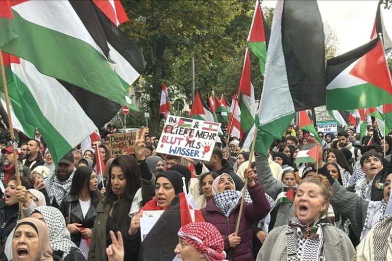 Menjelang satu tahun serangan mematikan Israel di Jalur Gaza, ribuan pengunjuk rasa turun ke jalan di kota-kota besar Eropa pada Sabtu (5/10/2024). Tercatat aksi pro Palestina digelar antara lain di Spanyol, Belanda, Swedia, Inggris, Prancis, Jerman, Turki, Serbia dan Swis. /ANTARA/Anadolu/py