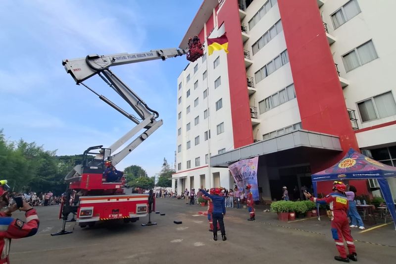 Petugas Gulkarmat Jakarta Utara dan Kepulauan Seribu mengevakuasi bendera yang tersangkut di tiang bendera di kampus Universitas 17 Agustus Tanjung Priok pada Minggu (6/9). (ANTARA/HO-Gulkarmat)