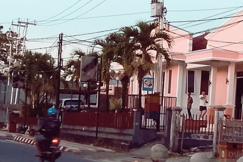 Salah satu hotel di Biak yang menjadi objek pembayaran pajak bumi bangunan sektor perdesaan dan perkotaan.ANTARA/Muhsidin (foto)