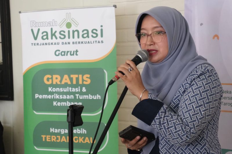 Kepala Dinas Kesehatan Kabupaten Garut Leli Yuliani saat menghadiri acara pembukaan Rumah Vaksinasi Garut di Jalan Merdeka, Kecamatan Tarogong Kidul, Kabupaten Garut, Jawa Barat, Minggu (6/10/2024). (ANTARA/HO-Diskominfo Garut)