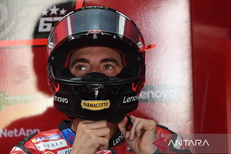 Pembalap Ducati Lenovo Francesco Bagnaia bersiap mengikuti sesi latihan MotoGP Mandalika di Pertamina Mandalika International Street Circuit, Lombok Tengah, NTB, Jumat (27/9/2024). ANTARA FOTO/Akbar Nugroho Gumay/foc/am.