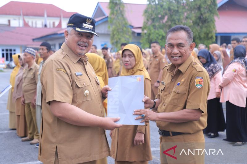 Wali Kota Solok Zul Elfian Umar saat menyerahkan piagam penghargaan ke sejumlah perwakilan OPD di lingkup pemerintah Kota Solok, Sumatera Barat. ANTARA/HO-Diskominfo Kota Solok.