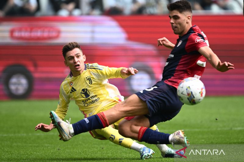 Penyerang Juventus Francisco Conceicao (kiri) berduel dengan bek Cagliari Adam Obert (kanan) pada pertandingan Liga Italia di Stadion Allianz, Turin, Minggu (6/102/204).
(ANTARA/AFP/MARCO BERTORELLO)