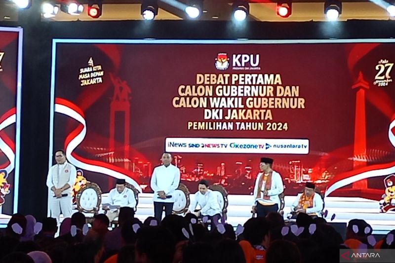 Calon gubernur dan wakil gubernur DKI nomor urut 3, Pramono Anung-Rano Karno (kanan) menyampaikan visi misi dalam debat perdana Pilkada DKI, Jakarta, Minggu (6/10/2024) (ANTARA/Siti Nurhaliza)