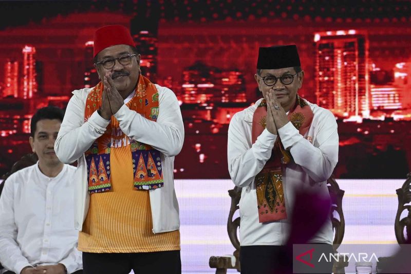 Pasangan calon Gubernur-Wakil Gubernur DKI Jakarta nomor urut tiga Pramono Anung (kanan) dan Rano Karno (kiri) mengikuti debat pertama pasangan Calon Gubernur dan Wakil Gubernur DKI Jakarta tahun 2024 di JIExpo Kemayoran, Jakarta, Minggu (6/10/2024). Debat perdana tersebut mengangkat tema penguatan SDM dan transformasi Jakarta menjadi Kota Global. ANTARA FOTO/Aprillio Akbar/nym.