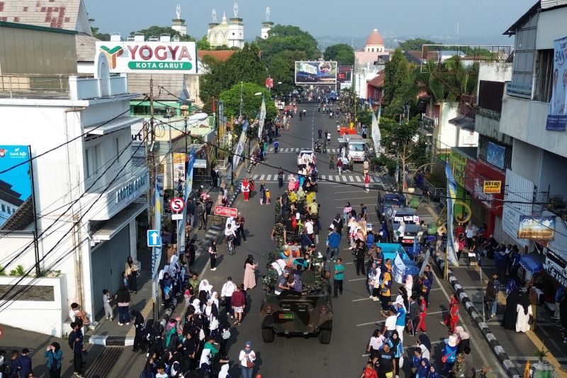 Sejumlah warga beraktivitas di kawasan perkotaan Kabupaten Garut, Jawa Barat, Minggu (6/10/2024). (ANTARA/HO-Diskominfo Garut)