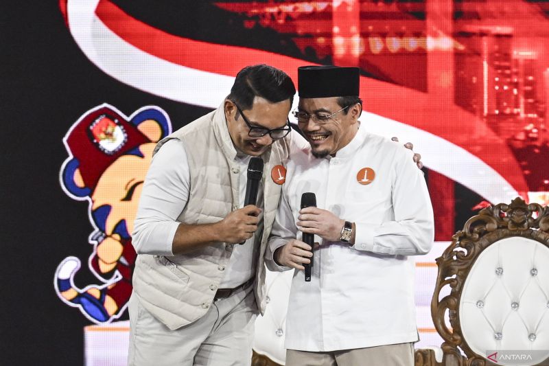 Calon Gubernur DKI Jakarta nomor urut satu Ridwan Kamil (kiri) merangkul cawagubnya Suswono (kanan) saat menyampaikan visi misi pada debat pertama pasangan Calon Gubernur dan Wakil Gubernur DKI Jakarta tahun 2024 di JIExpo Kemayoran, Jakarta, Minggu (6/10/2024). Debat perdana tersebut mengangkat tema penguatan SDM dan transformasi Jakarta menjadi Kota Global. ANTARA FOTO/Aprillio Akbar/aww