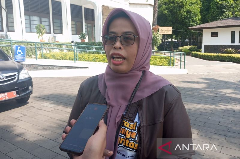 Ketua Komisi Pemilihan Umum (KPU) Jawa Barat Ummi Wahyuni memberikan keterangan di Gedung Sate Bandung, Minggu (6/10/2024). (ANTARA/Ricky Prayoga)