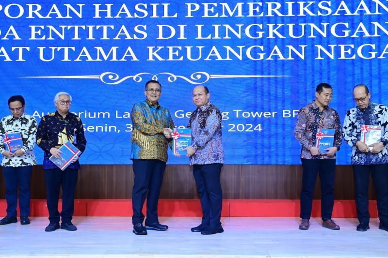 Anggota VII BPK/Pimpinan Pemeriksaan Keuangan Negara VII Slamet Edy Purnomo saat memberikan Laporan Hasil Pemeriksaan Sekretaris Satuan Kerja Khusus (SKK) Migas dan 14 BUMN di Jakarta, Senin (30/9/2024). ANTARA/HO-BPK (Muhammad Baqir Idrus Alatas)