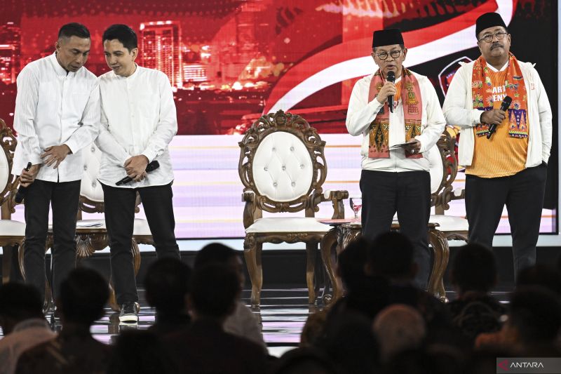 Pasangan calon Gubernur-Wakil Gubernur DKI Jakarta nomor urut tiga Pramono Anung (kedua kanan) dan Rano Karno (kanan) menjawab pertanyaan pasangan calon Gubernur-Wakil Gubernur DKI Jakarta nomor urut dua Dharma Pongrekun (kiri) dan Kun Wardana Abyoto (kedua) pada debat pertama pasangan Calon Gubernur dan Wakil Gubernur DKI Jakarta tahun 2024 di JIExpo Kemayoran, Jakarta, Minggu (6/10/2024). Debat perdana tersebut mengangkat tema penguatan SDM dan transformasi Jakarta menjadi Kota Global. ANTARA