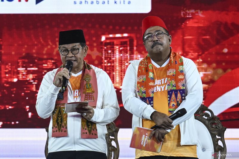 Pasangan calon Gubernur-Wakil Gubernur DKI Jakarta nomor urut tiga Pramono Anung (kiri) dan Rano Karno (kanan) menyampaikan visi misi pada debat pertama pasangan Calon Gubernur dan Wakil Gubernur DKI Jakarta tahun 2024 di JIExpo Kemayoran, Jakarta, Minggu (6/10/2024). Debat perdana tersebut mengangkat tema penguatan SDM dan transformasi Jakarta menjadi Kota Global. ANTARA FOTO/Aprillio Akbar/aww.