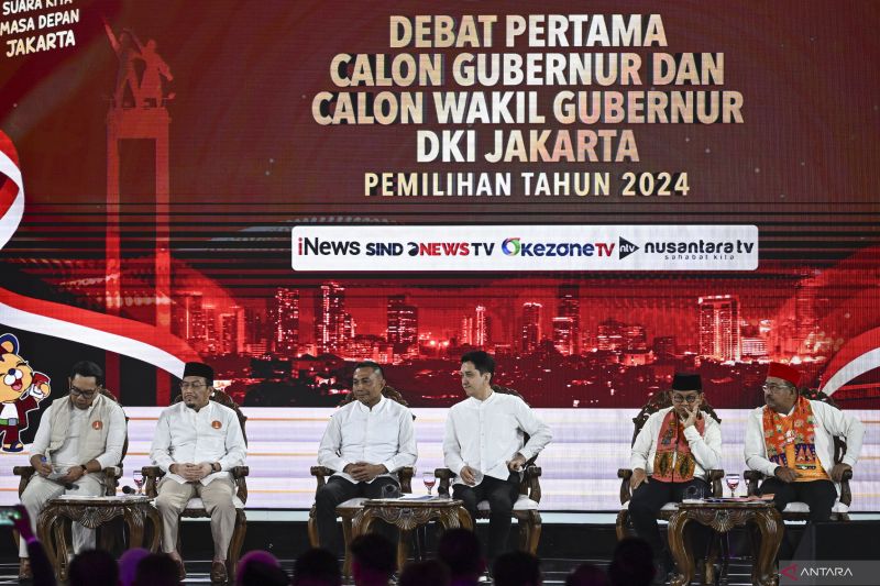 Tiga pasangan calon Gubernur-Wakil Gubernur DKI Jakarta (dari kiri) Ridwan Kamil-Suswono, Dharma Pongrekun-Kun Wardana Abyoto, dan Pramono Anung-Rano Karno mengikuti debat pertama pasangan Calon Gubernur dan Wakil Gubernur DKI Jakarta tahun 2024 di JIExpo Kemayoran, Jakarta, Minggu (6/10/2024). Debat perdana tersebut mengangkat tema penguatan SDM dan transformasi Jakarta menjadi Kota Global. ANTARA FOTO/Aprillio Akbar/aww.