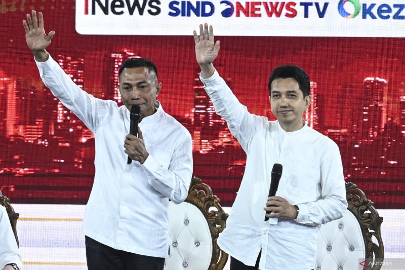 Pasangan calon Gubernur-Wakil Gubernur DKI Jakarta nomor urut dua Dharma Pongrekun (kiri) dan Kun Wardana Abyoto (kanan) menyampaikan visi misi pada debat pertama pasangan Calon Gubernur dan Wakil Gubernur DKI Jakarta tahun 2024 di JIExpo Kemayoran, Jakarta, Minggu (6/10/2024). Debat perdana tersebut mengangkat tema penguatan SDM dan transformasi Jakarta menjadi Kota Global. ANTARA FOTO/Aprillio Akbar/aww