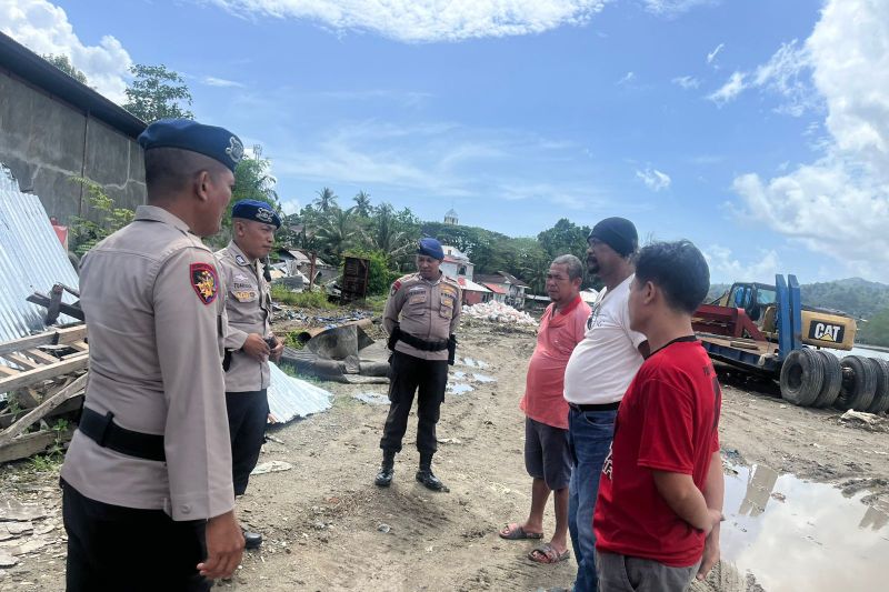 Polairud Polda Maluku saat menyambangi warga pesisir sekaligus mengedukasi, di Ambon, Minggu. (ANTARA/Winda Herman)