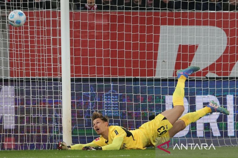 Kiper Borussia Moenchengladbach berupaya menyelamatkan gawangnya dalam pertandingan Liga Jerman melawan Augsburg di Stadion WKK Arena, Augsburg, Jerman (4/10/2024). Augsburg menang dengan skor 2-1. ANTARA FOTO/Xinhua/Philippe Ruiz/tom.