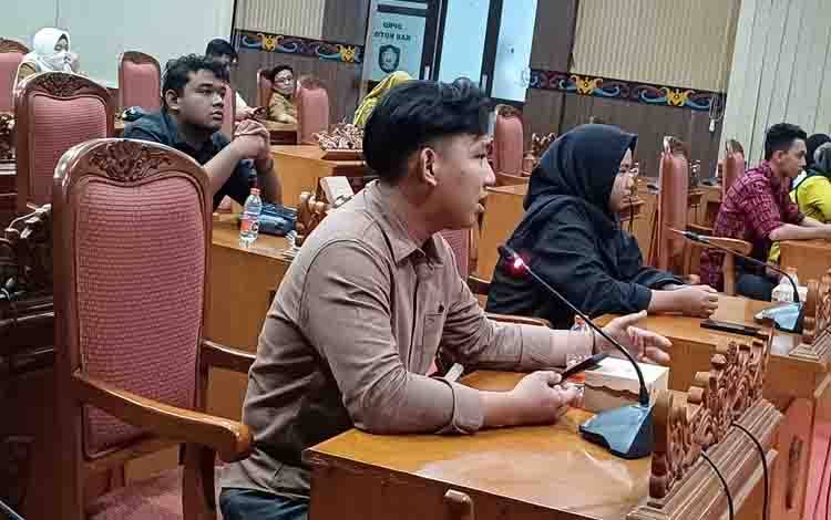 Perwakilan Ikatan Mahasiswa Kotawaringin Timur menyampaikan aspirasi pada audiensi di DPRD Kotim, Senin, 7 Oktober 2024. (FOTO: DEWIP)
