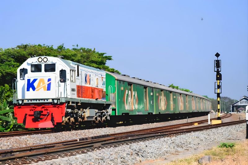 Kereta Api Barang milik KAI melaju di wilayah Stasiun Gubeng Surabaya, beberapa waktu lalu. ANTARA/HO-KAI Daop 8 Surabaya.