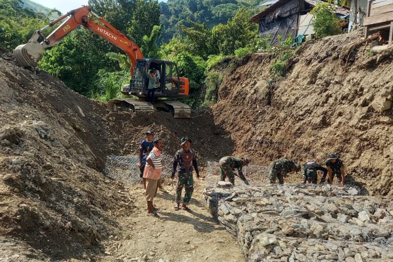 Satgas TMMD Kodim 1306/Palu melakukan normalisasi sungai sebagai langkah upaya mitigasi banjir di Kecamatan Palasa, Parigi Moutong, Senin (7/10/2024). (ANTARA/HO-Kodim 1306/Palu)