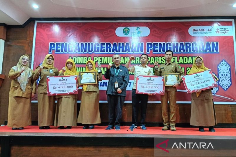Para pemenang Anugerah Arsiparis Teladan Kalimantan Timur 2024, digelar di aula Dinas Perpustakaan dan Kearsipan Kaltim, Samarinda, Senin (7/10/2024). (ANTARA/Ahmad Rifandi)