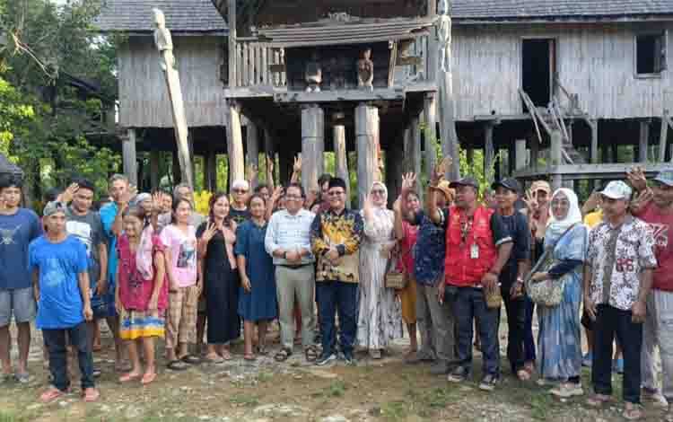 Paslon Erlin Hardi dan Alberkat Yadi bersama warga Desa Tunbang Bukoi, Kecamatan Mandau Talawang. (FOTO: IST)