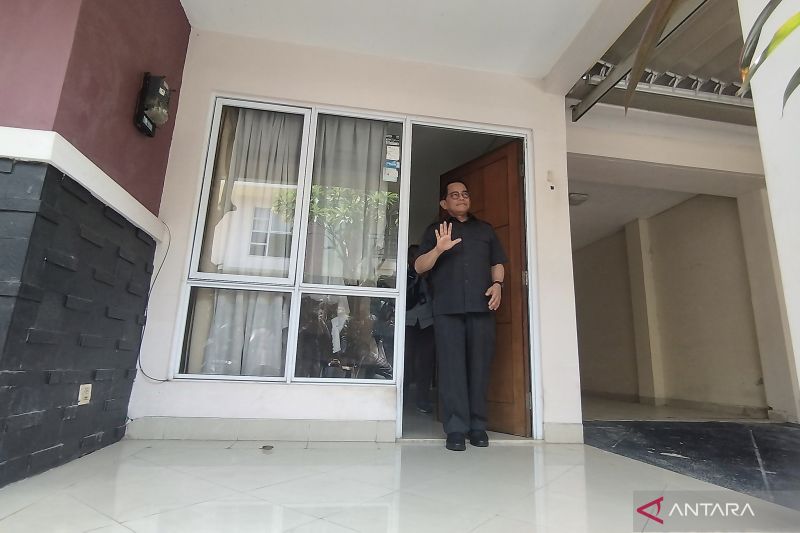 Sekretaris Jenderal DPR RI Indra Iskandar mengecek rumah dinas Anggota DPR di kawasan Kalibata, Jakarta, Senin (7/10/2024). ANTARA/Bagus Ahmad Rizaldi.
