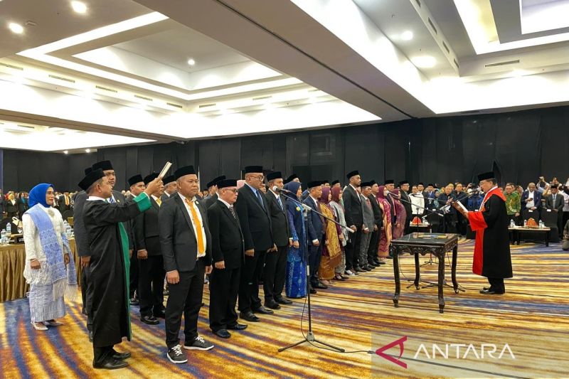 Prosesi pelantikan 45 Anggota DPRD Provinsi Sultra periode 2024-2029, di Kendari, Senin (7/10/2024). ANTARA/La Ode Muh Deden Saputra