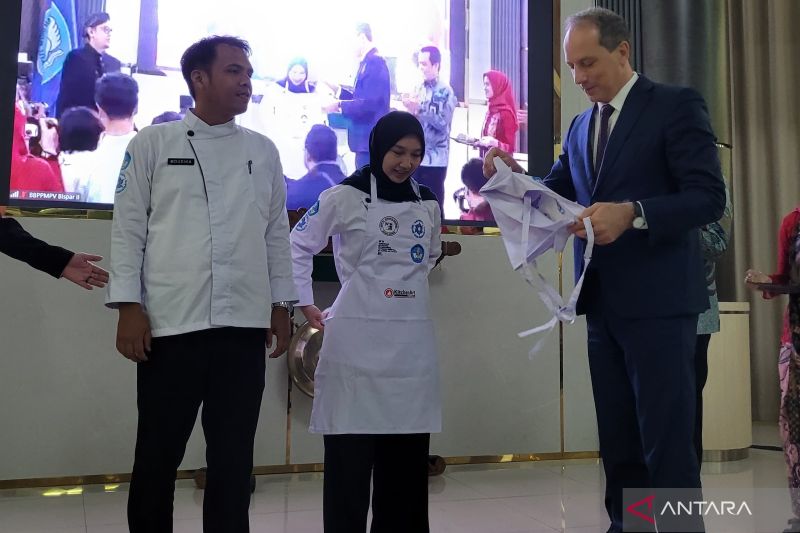 Penyematan apron/celemek dari Duta Besar Prancis untuk Indonesia, Timor Leste, dan ASEAN Fabien Penone (kanan) kepada perwakilan peserta pelatihan masakan Prancis di BBPPMPV Bispar, Bojongsari, Depok, Jawa Barat, Senin. (7/10/2024). ANTARA/Sean Filo Muhamad