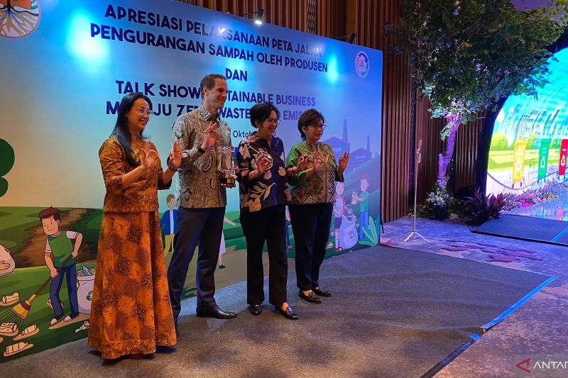 Dirjen PSLB3 KLHK Rosa Vivien Ratnawati (kedua kanan) dan Direktur Pengurangan Sampah KLHK Vinda Damayanti Ansjar (ujung kanan) berfoto bersama salah satu produsen yang mendapatkan penghargaan dari KLHK karena sukses terapkan pengurangan sampah di Jakarta, Senin (7/10/2024) ANTARA/Prisca Triferna