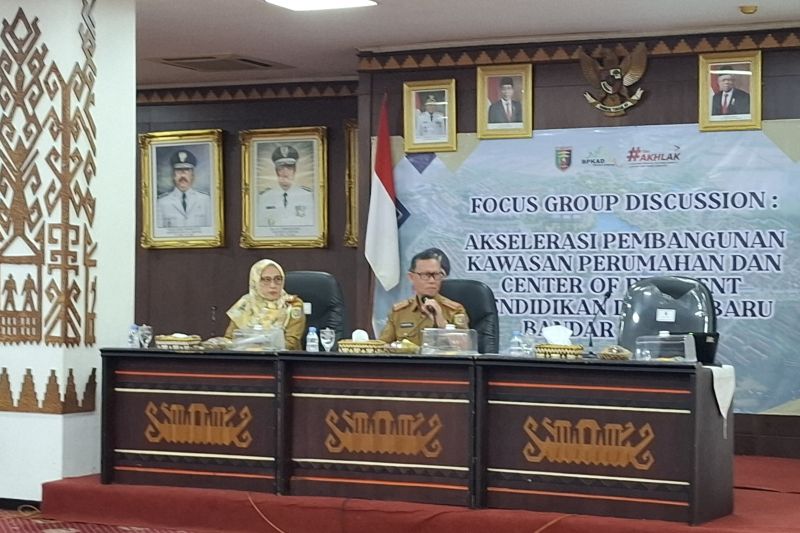 Sekretaris Daerah Provinsi Lampung Fahrizal Darminto saat melakukan diskusi mengenai pembangunan perumahan ASN di kawasan Kota Baru Lampung. Bandarlampung, Senin (7/10/2024). (ANTARA/Ruth Intan Sozometa Kanafi)
