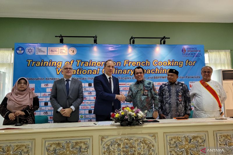 Direktur Kursus dan Pelatihan, Kementerian Pendidikan, Kebudayaan, Riset, dan Teknologi (Kemendikbudristek) RI Nahdiana (kiri), Sekretaris Direktorat Jenderal Pendidikan Vokasi, Saryadi (ketiga kanan), dan Duta Besar Prancis untuk Indonesia, Timor Leste, dan ASEAN Fabien Penone (ketiga kiri) dalam konferensi pers di Balai Besar Pengembangan Penjaminan Mutu Pendidikan Vokasi Bisnis dan Pariwisata (BBPPMPV Bispar) Bojongsari, Depok, Jawa Barat, Senin (7/10/2024). ANTARA/Sean Filo Muhamad