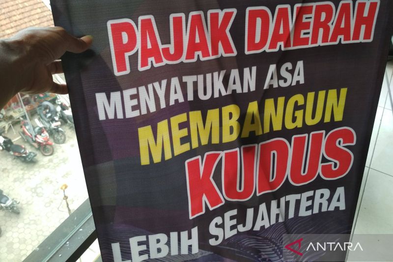 Poster untuk mengingatkan masyarakat agar membayar pajak daerah secara disiplin. (ANTARA/Akhmad Nazaruddin Lathif)