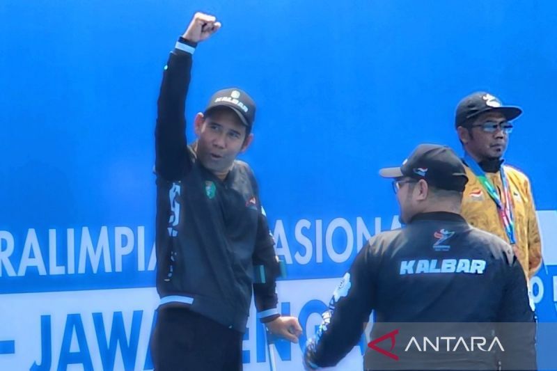 Atlet para-renang asal Kalimantan Barat Erlansyah saat menerima medali usai berlaga di Peparnas XVII di kolam renang Intan Pari Karanganyar, Senin (7/10/2024). (ANTARA/I.C. Senjaya)