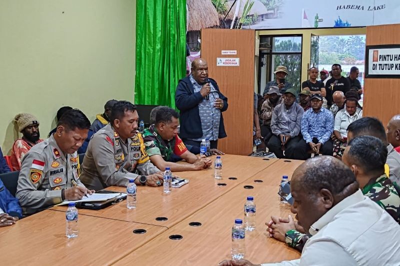 Penandatanganan perjanjian perdamaian antar dua kelompok masyarakat yang berasal dari Kabupaten Lanny Jaya dan Nduga yang dilaksanakan di Polres Jayawijaya di Wamena. ANTARA/HO/Humas Polda Papua