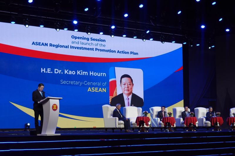 Sekretaris Jenderal ASEAN, Kao Kim Hourn, menyampaikan sambutan pembuka di Forum Investasi ASEAN (AIF) 2024, di Vientiane, Republik Demokratik Rakyat Laos, Senin (7/10/2024). (ANTARA/HO-Sekretariat ASEAN.)