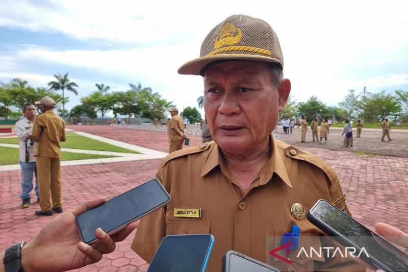 Kepala Dinas Pendidikan Provinsi Papua Barat Abdul Fatah saat ditemui awak media di Manokwari, Senin. ANTARA/Fransiskus Salu Weking