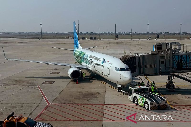 Ilustrasi. Pesawat Garuda Indonesia melakukan penerbangan perdana menggunakan bahan bakar yang dicampur minyak sawit, Pertamina SAF dari Bandara Internasional Soekarno-Hatta, Tangerang, Banten ke Bandara Adi Sumarmo, Solo, Jawa Tengah, Jumat (27/10/2023). ANTARA/Farhan Arda Nugraha/aa.