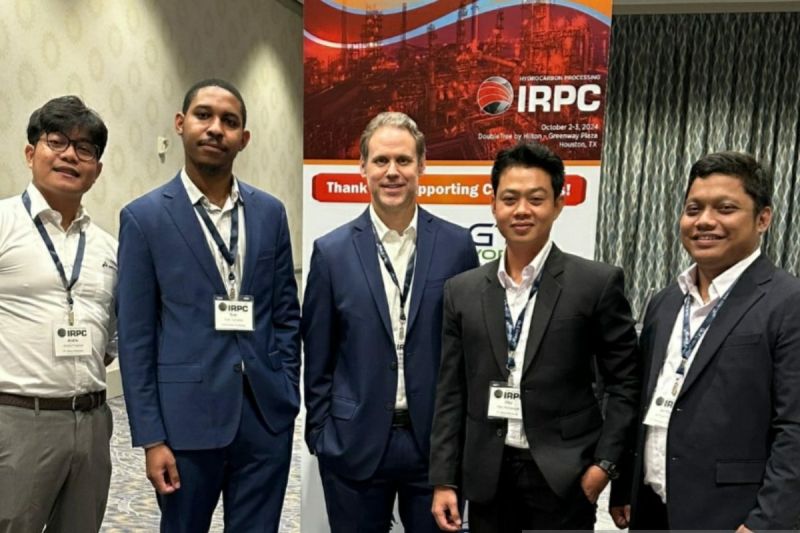 Pekerja Kilang Pertamina Plaju mempresentasikan Breezon dalam acara DoubleTree by Hilton Greenway Plaza, Houston, Texas, Amerika Serikat pada 2-3 Oktober 2024. (ANTARA/HO/Kilang Plaju)