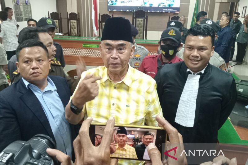 Arsip foto - Panji Gumilang (tengah, kemeja kuning) usai mengikuti sidang putusan di Indramayu, Jawa Barat. ANTARA/Fathnur Rohman