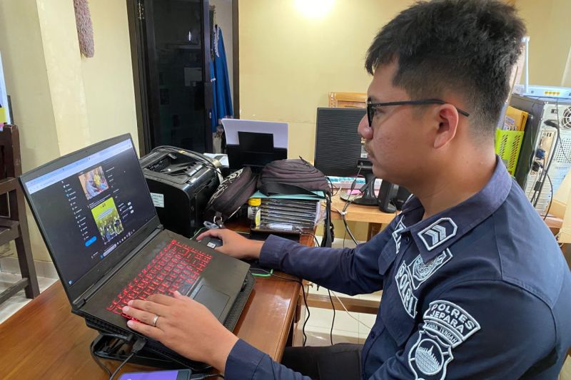 Anggota Polres Jepara, Jawa Tengah, saat melakukan patroli siber untuk memastikan situasi wilayah di Kabupaten Jepara, Jawa Tengah, tetap aman dan kondusif menjelang Pilkada 2024. ANTARA/HO-Polres Jepara