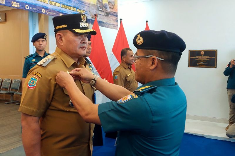 Kepala Rumital dr. R. Oetojo, Letkol Laut (K) dr. Adventy Nahan, memberikan penganugerahan brevet kehormatan kesehatan penyelaman dan hiperbarik kepada Pj Wali Kota Sorong Bernhard Rondonuwu di Rumkital, Senin (7/10/2024). ANTARA/Yuvensius Lasa Banafanu