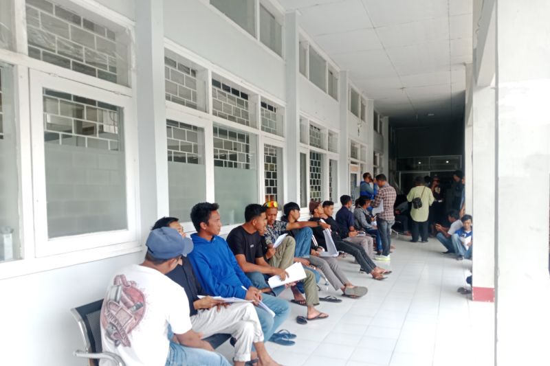 Para calon PMI melaksanakan pendaftaran di Disnakertrans Lombok Tengah, Provinsi NTB, Senin (07/10/2024). ANTARA/Akhyar Rosidi