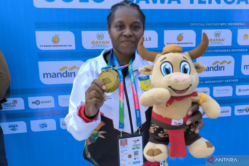 Atlet paraatletik asal Papua Alfonsina Ondi memamerkan medali emas Pekan Paralimpiade Nasional (Peparnas) 2024 yang diraihnya dari cabang olahraga para-atletik nomor lempar lembing F42 putri di Stadion Sriwedari, Solo, Senin (7/10/2024). (ANTARA/Michael Siahaan)