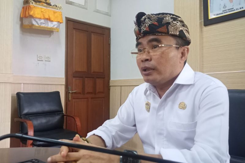 Pelaksana Tugas Bupati Tabanan I Made Edi Wirawan memberikan keterangan terkait netralitas ASN di Tabanan, Bali. ANTARA/HO-Humas Pemkab Tabanan