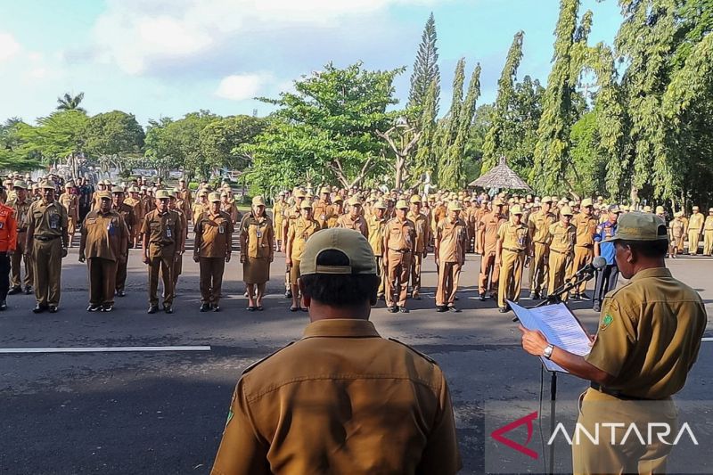 Aparatur Sipil Negara (ASN) dan pegawai pemerintah non pegawai negeri atau tenaga kontrak mengikuti apel rutin pegawai di Negara, Kabupaten Jembrana, Senin (7/10/2024). ANTARA/Gembong Ismadi