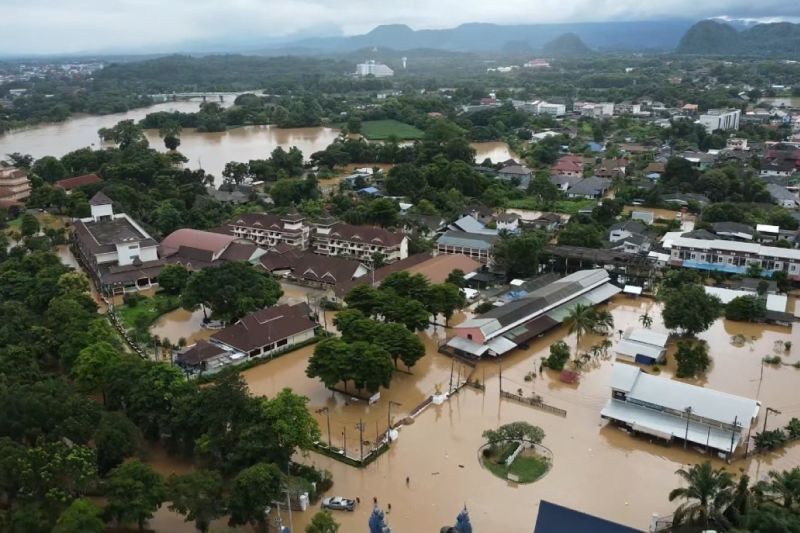 Tim militer dan penyelamat bekerja tanpa henti untuk mengevakuasi warga yang terjebak di rumah mereka akibat banjir parah yang terus melanda provinsi Chiang Rai di wilayah utara Thailand./ ANTARA/TNA/py