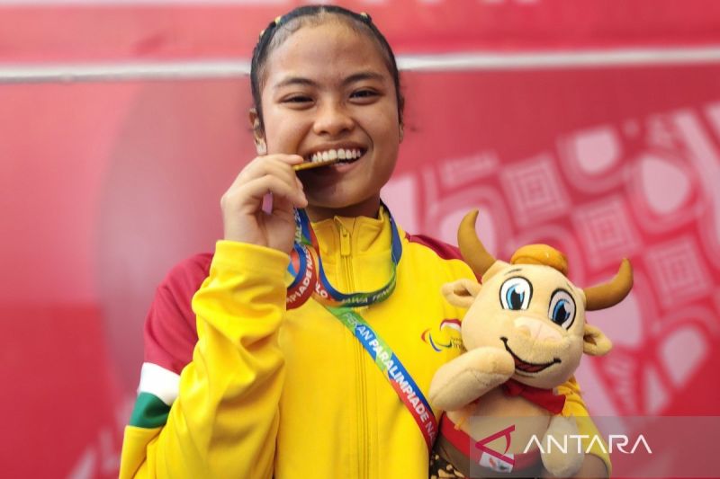 Atlet asal Riau, Eirene Yosepine Ritonga, sukses meraih medali emas di nomor under 42 kg K44 cabang olahraha para-taekwondo Pekan Paralimpiade Nasional (Peparnas) XVII di Solo, Senin (7/10/2024). (ANTARA/I.C. Senjaya)
