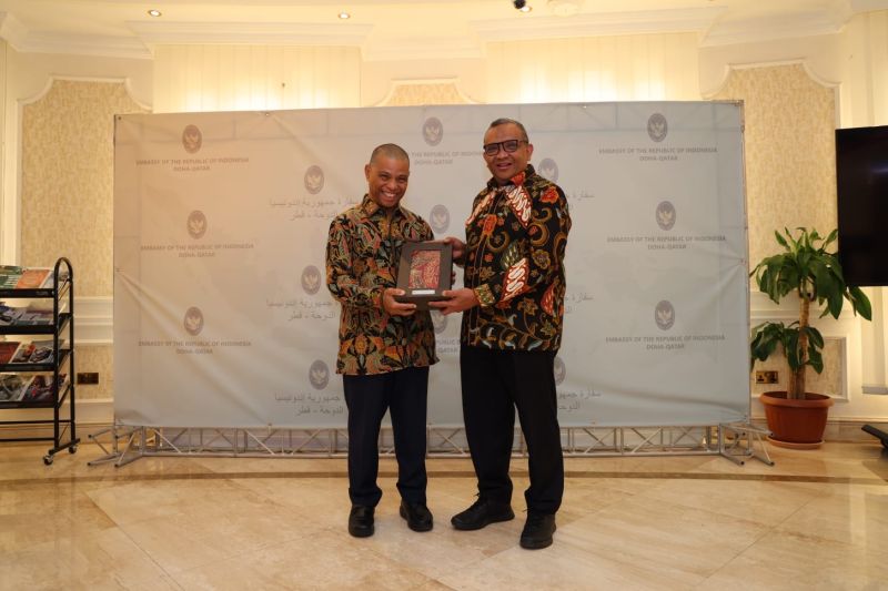 Wamenaker Afriansyah Noor (kanan) dan Duta Besar RepubIik Indonesia untuk Qatar Ridwan Hassan dalam pertemuan di Qatar, Minggu (6/10/2024). ANTARA/HO-Kemnaker.